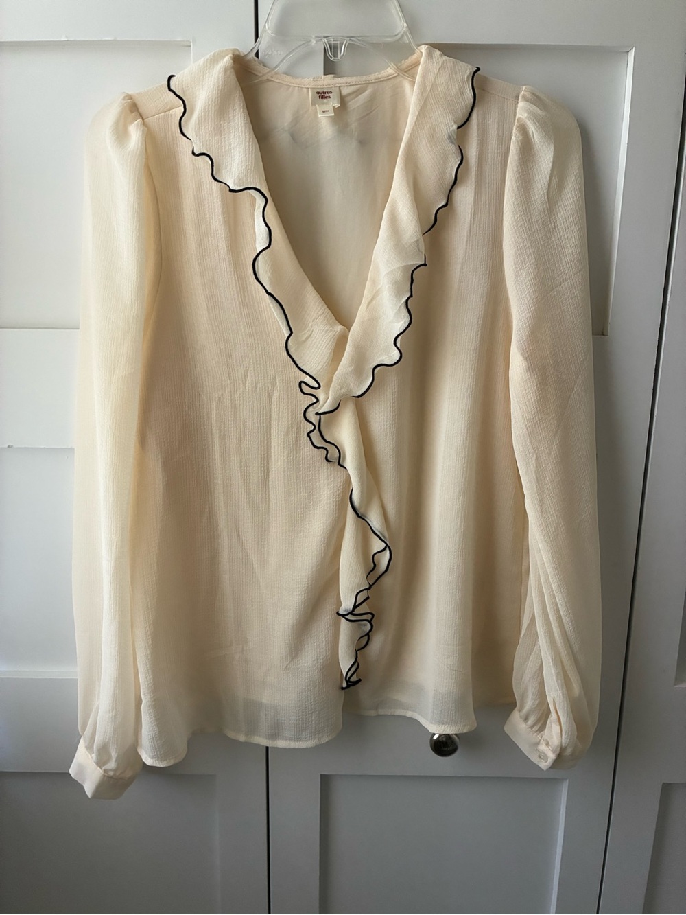Anthropologie autres filles IvoryBlouse with Black Ruffle Edge Neckline